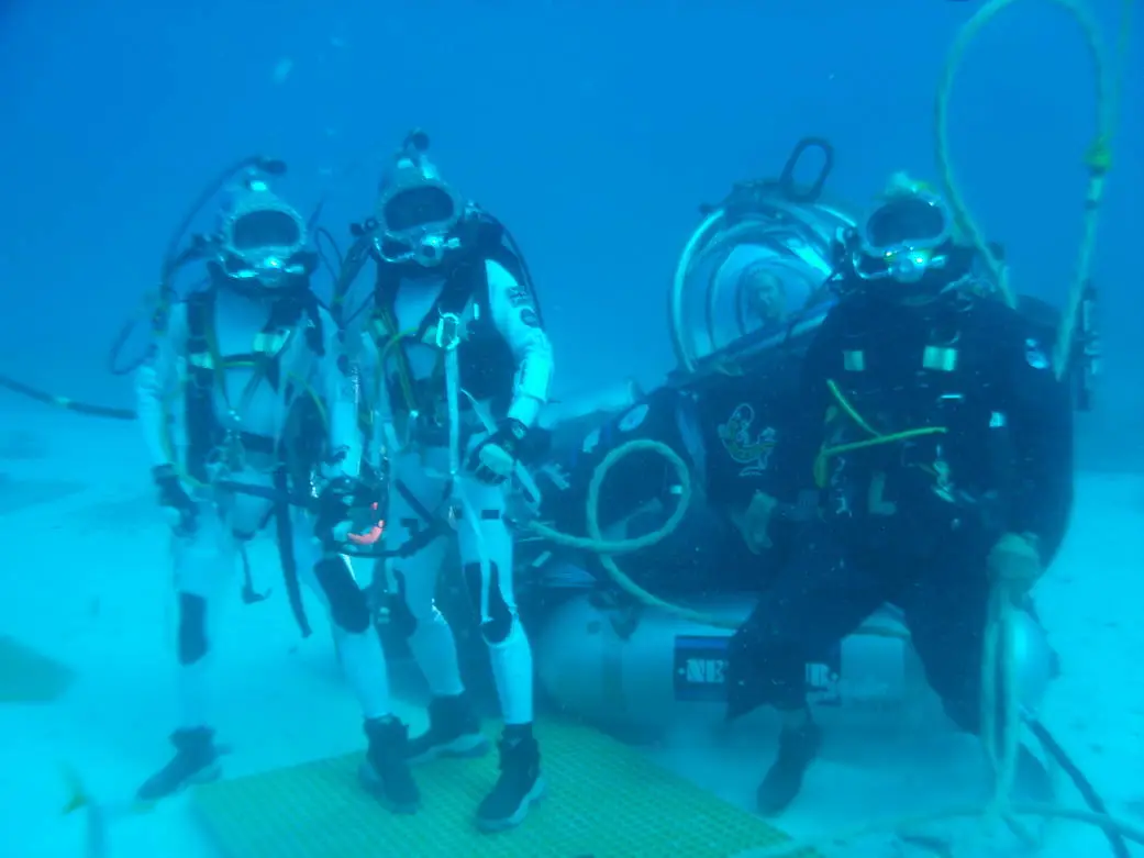 Divers and submersible in extreme environment testing